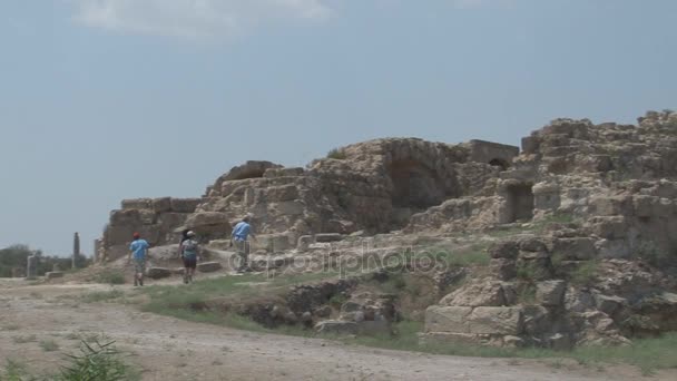 Toeristen lopen in de oud-Griekse stad — Stockvideo