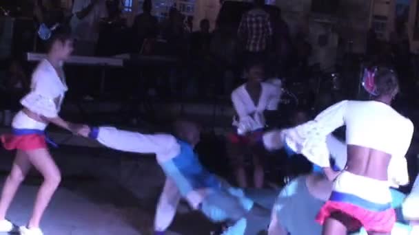 Танцюристів сальса танцює сальсу — стокове відео
