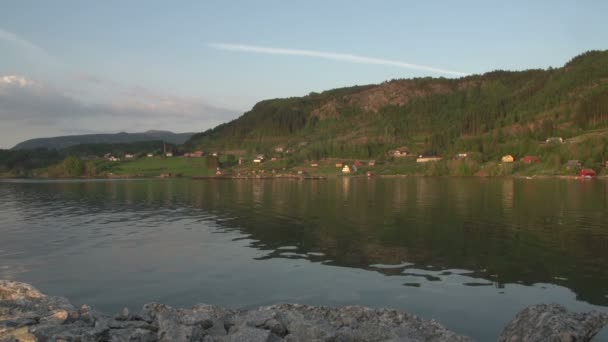 Norwegische Seenhäuser — Stockvideo