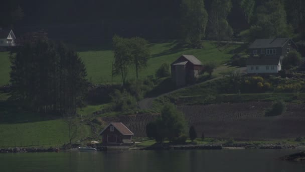 Noorwegen meer huizen — Stockvideo