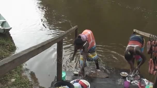 Frauen waschen sich am Grand Rio — Stockvideo