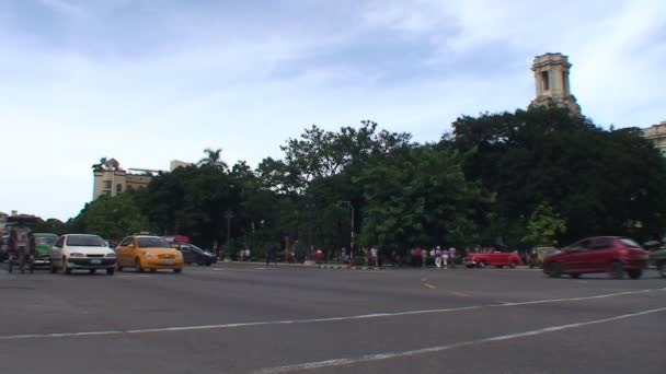 Verkeer op de straten van Havana — Stockvideo