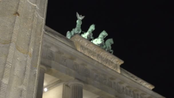 Бранденбургские ворота, знаменитая достопримечательность Берлина — стоковое видео
