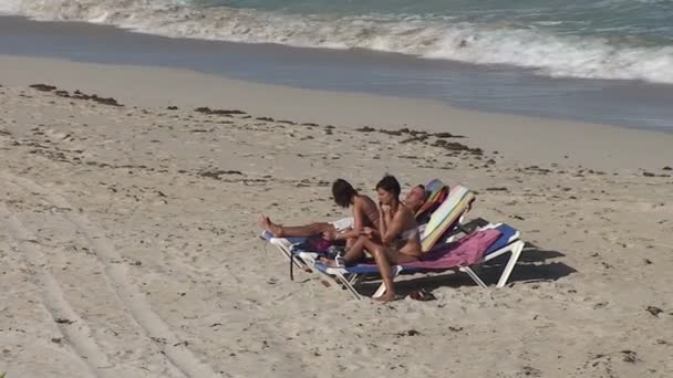 Urlauber am Strand von Varadero — Stockvideo