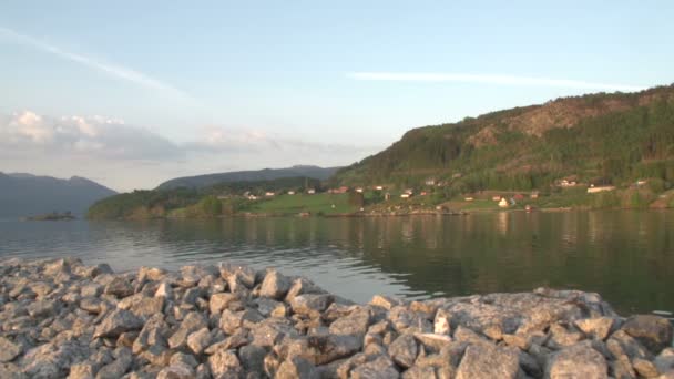 Noruega lago casas — Vídeo de Stock