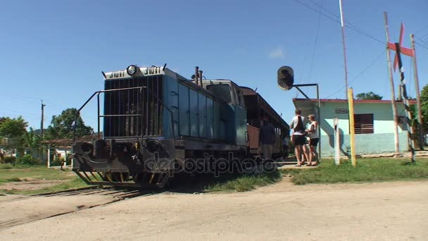 Personnes arrivant en train sur la gare — Video