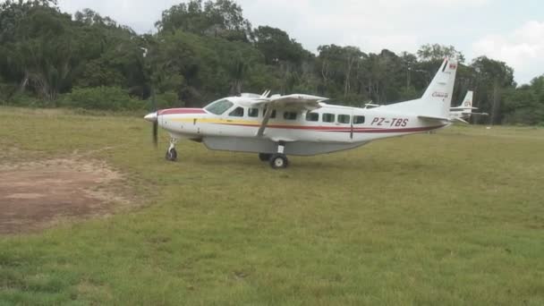 Avión despegando en Paramaribo — Vídeo de stock