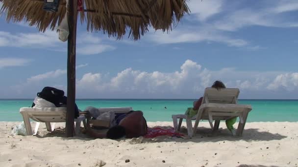 Vakantiegangers op het strand van Varadero — Stockvideo