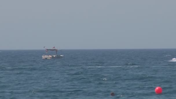 Waverunners et bateau flottant en mer — Video