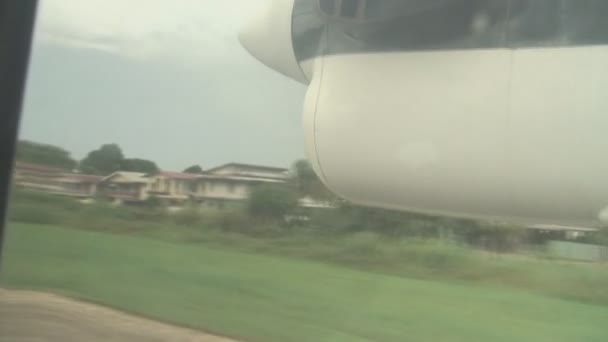 Flugzeugflug über Paramaribo — Stockvideo