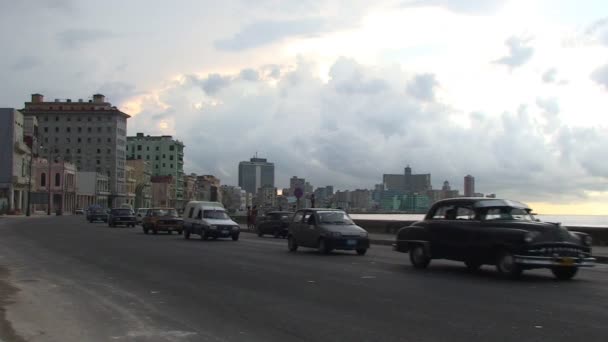 Trafik på gatorna i Havanna — Stockvideo