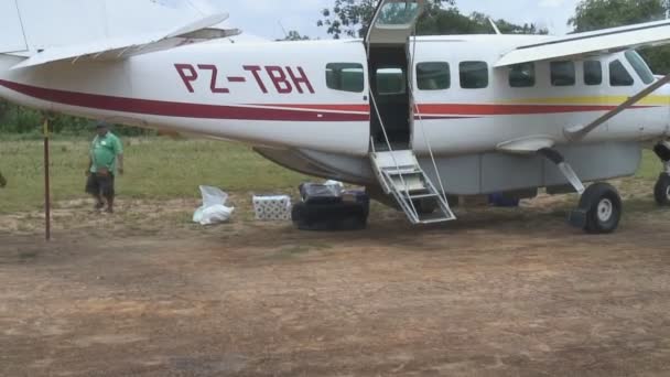 Filmación Carga Avión Pequeño — Vídeos de Stock