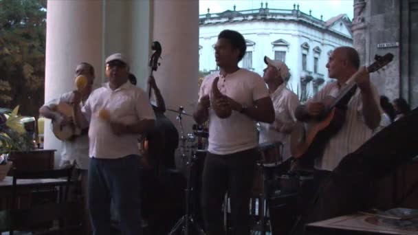 Hudebníci hrají koncert na terase — Stock video