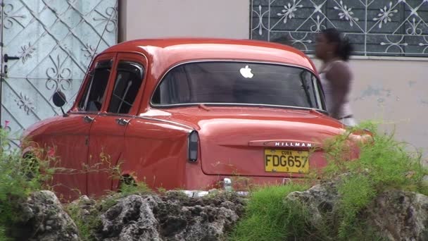 Oldtimer auto in Cienfuegos, Cuba — Stockvideo