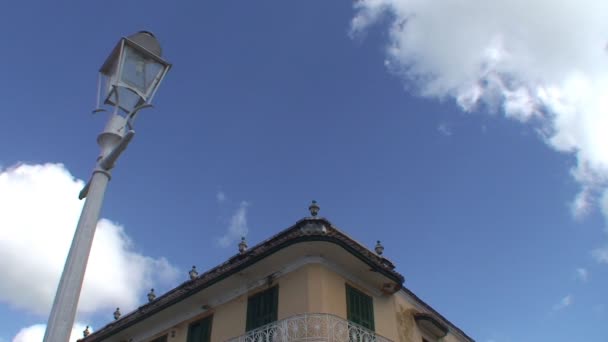 Céu sobre Trinidad casas coloniais — Vídeo de Stock