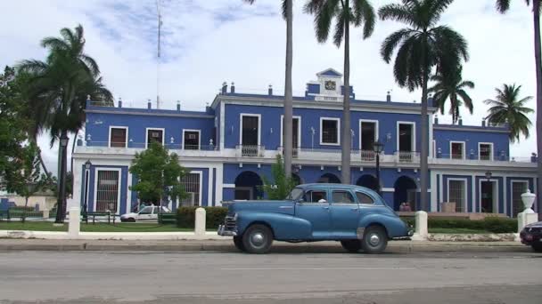 Oldtimer samochód w Cienfuegos na Kubie — Wideo stockowe