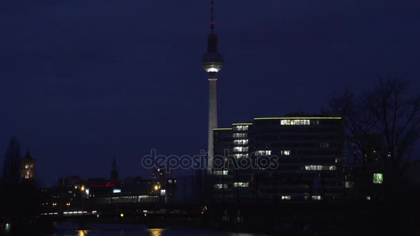 Berlínská televizní věž v noci — Stock video