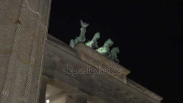 Porta di Brandeburgo, famoso punto di riferimento a Berlino — Video Stock