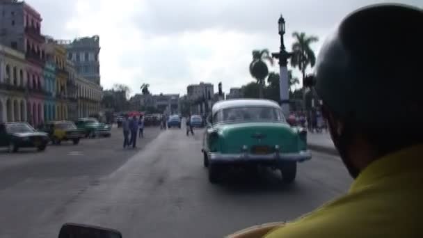 Havana sokaklarında Sürüş — Stok video