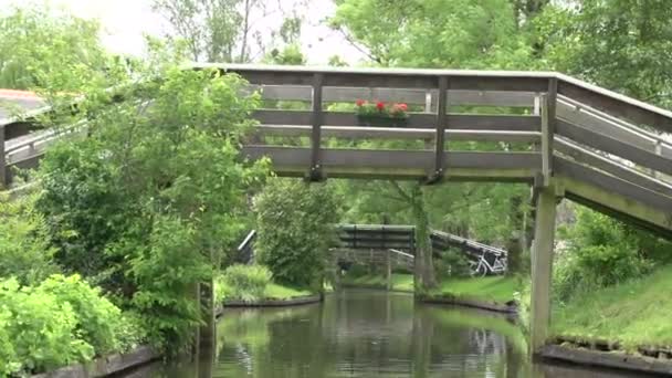 Beelden Van Boten Met Toeristen Kanaal Giethoorn — Stockvideo