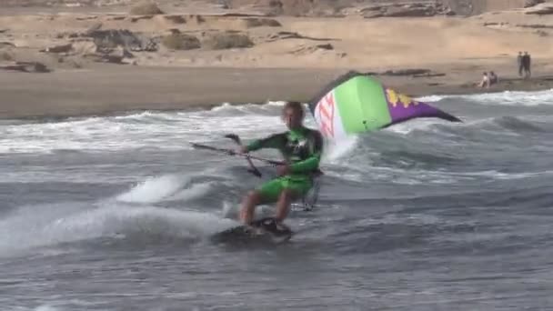 Kitesurfistas en la playa de La Gomera — Vídeos de Stock