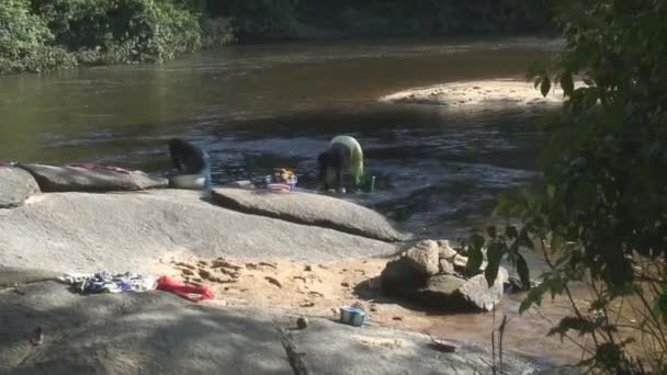 Femmes se lavant à la rivière Grand Rio — Video