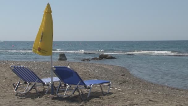 Bedden en parasol op strand — Stockvideo