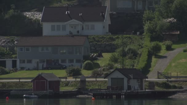 Будиночки на озері Норвегії — стокове відео