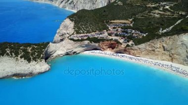 İnsanlar ve Porto Katsiki Lefkada, Yunanistan, plajda şezlong 