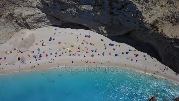 Persone e lettini sulla spiaggia di Porto Katsiki a Lefkada, Grecia — Video Stock