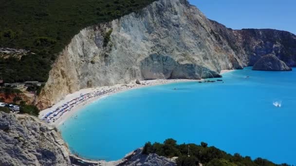 ギリシャのレフカダ島でポルト Katsiki の海岸の上を飛行します。 — ストック動画