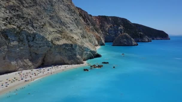 Volar sobre la costa de Porto Katsiki en Lefkada, Grecia — Vídeos de Stock