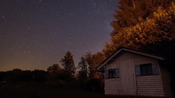 Aika Raukeaa Tähtitaivas Puinen Mökki Ardennien Metsässä — kuvapankkivideo