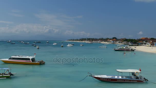 Zee strand panorama met boten — Stockvideo