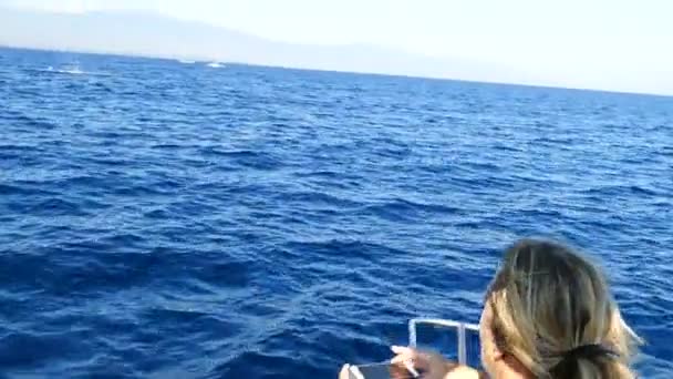 Zeegezicht met mensen op boot — Stockvideo