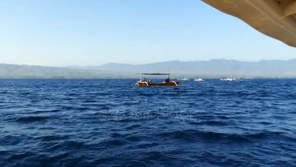 Дивовижний панорамний морський пейзаж з човнами — стокове відео