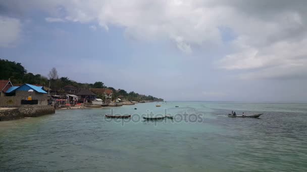 Mare spiaggia panoramica con barche — Video Stock