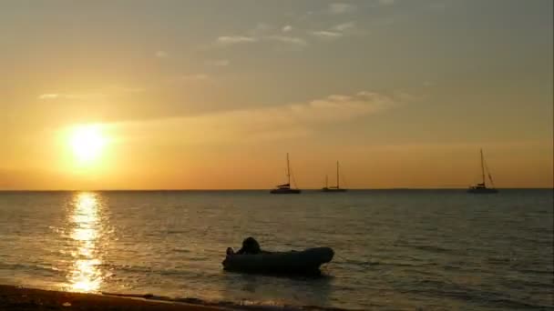 보트와 함께 바다 해변 파노라마 — 비디오