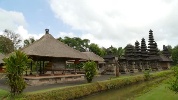 Filmagem Sunrise Pura Ulun Danu Bratan Temple Bali Indonésia — Vídeo de Stock