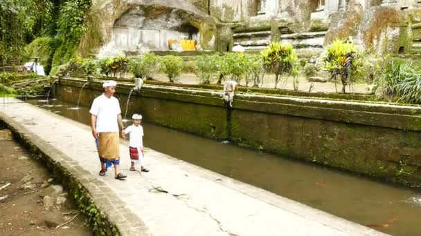Padre Hijo Caminan Frente Templo Gunung Kawi Bali — Vídeos de Stock