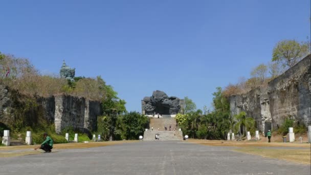 Mensen Lotus Pond Bij Garuda Wisnu Kencana Time Lapse — Stockvideo