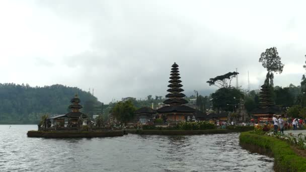 Filmación Salida Del Sol Del Templo Pura Ulun Danu Bratan — Vídeos de Stock