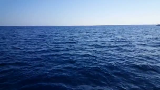 Paisaje marino con gente en barco — Vídeo de stock