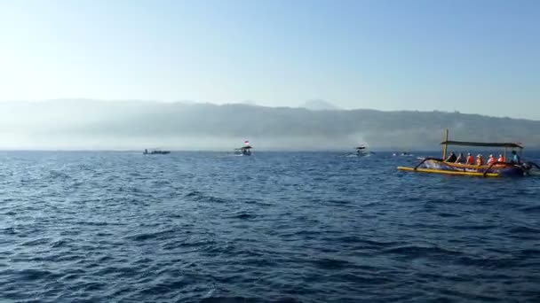 Atemberaubende panoramische Meereslandschaft mit Booten — Stockvideo