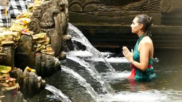 ครอบคร วชาวบาหล ระบ วตนมาท ของ Tirta Empul ในบาหล นโดน ยเพ — วีดีโอสต็อก