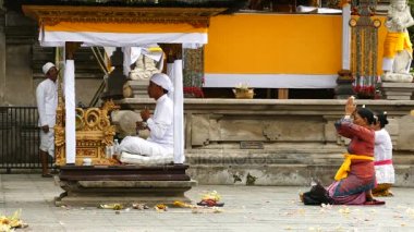 Bali Bali Tirta Empul tapınakta dua