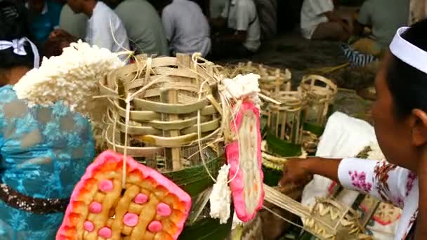 Balinese Women Make Sacrificial Baskets Tirta Empul Temple Bali — Stock Video