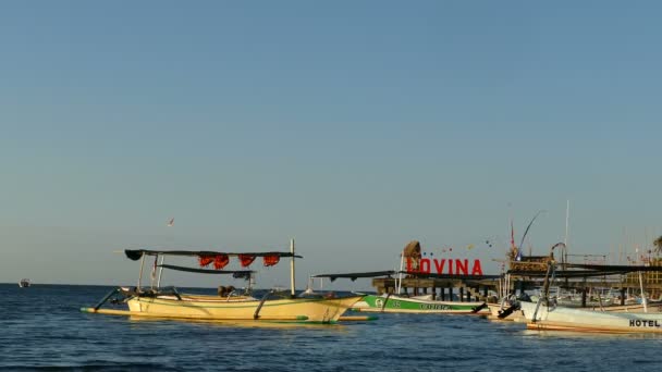 Mar playa panorama con barcos — Vídeo de stock