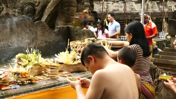 Keluarga Bali Yang Tidak Dikenal Datang Kuil Mata Air Suci — Stok Video