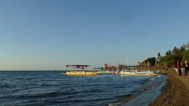 Sea beach panorama s čluny — Stock video